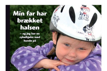 Min far har brækket halsen - og jeg har en cykelhjelm med hunde på